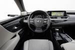Lexus ES300h with Digital Side-View Monitor 2020 года (EU)